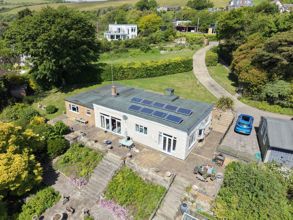 Lot: 142 - DETACHED BUNGALOW WITH STRUCTURAL DAMAGE AND ALMOST 2.5 ACRES WITH SEA VIEWS - A Closer Shot of the Bungalow and Driveway